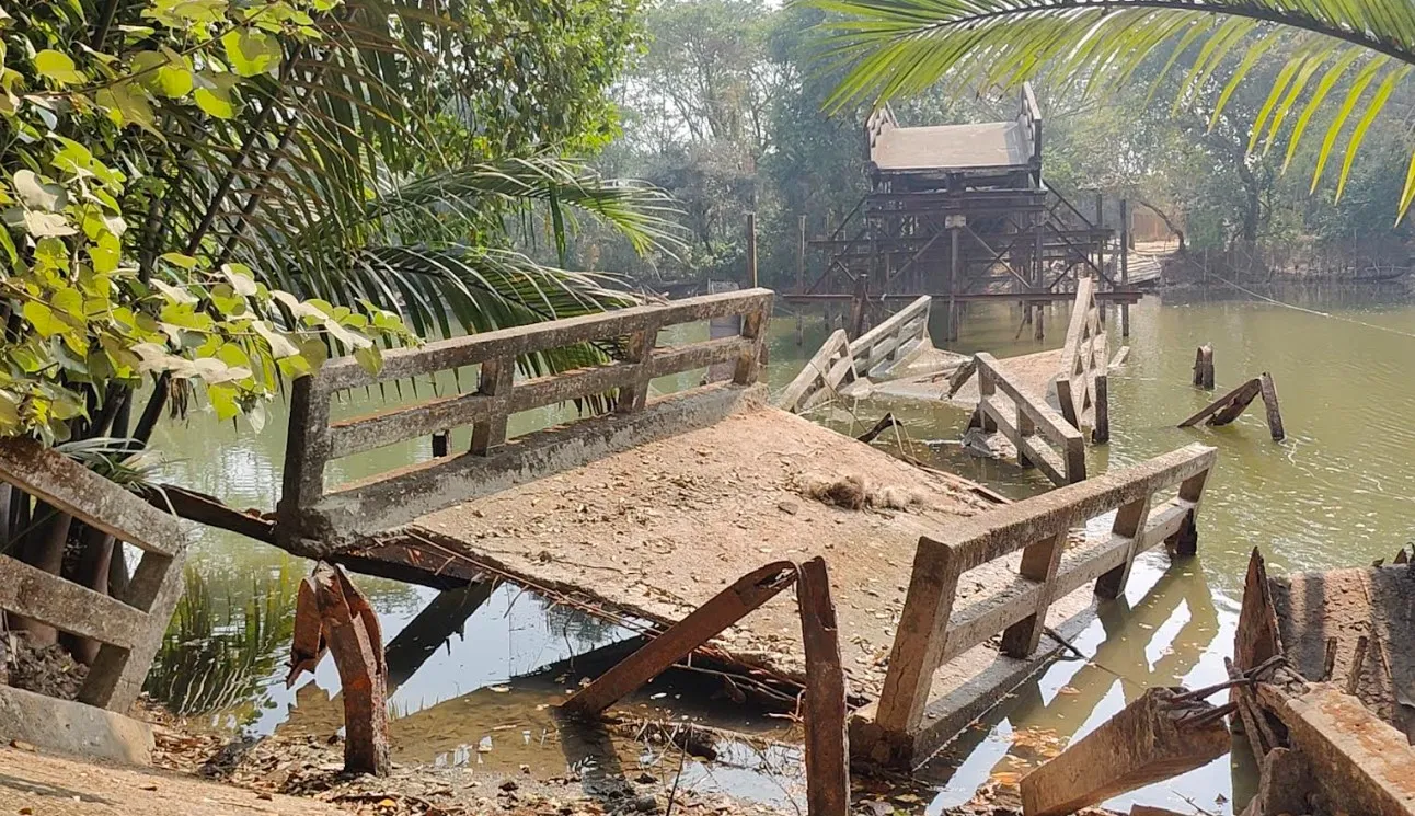 সেতু ভেঙ্গে পড়ে আছে খালে, ডিঙ্গি নৌকায় ঝুঁকির পারাপার   